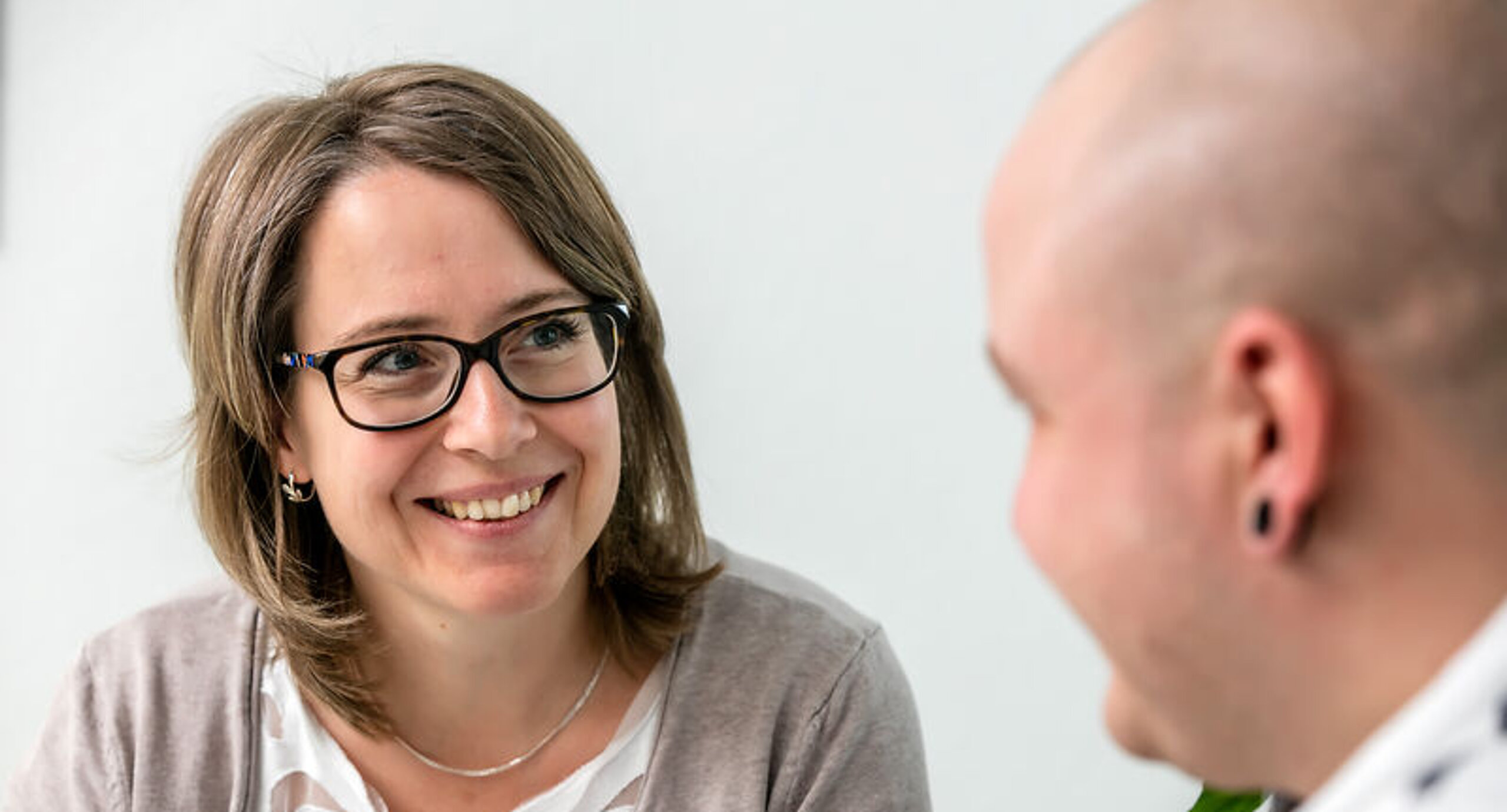 Eine Sozialarbeiterin führt einen Patientengespräch
