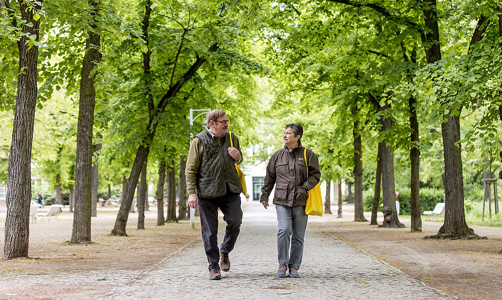 Kurpark Bad Salzelmen Ein Rehabilitand und eine Rehabilitandin gehen im Kurpark Bad Salzelmen spazieren.