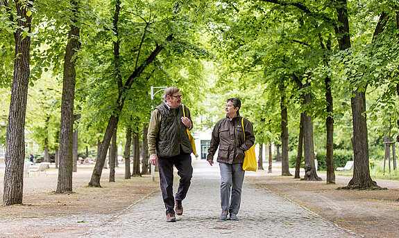 Kurpark Bad Salzelmen Ein Rehabilitand und eine Rehabilitandin gehen im Kurpark Bad Salzelmen spazieren.