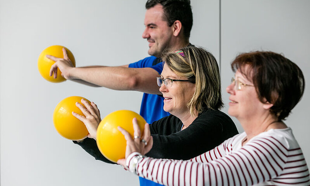 Patienten Therapie Bälle Patienten bei der Therapie mit Bällen