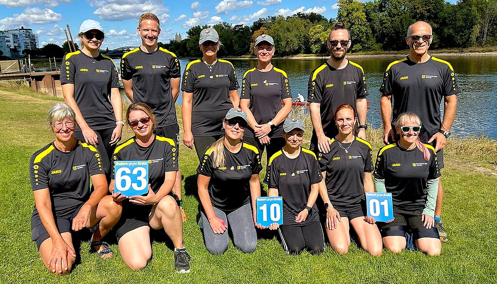 Gruppenfoto der drei Teams der Rehabilitationsklinik Bad Salzelmen, die bei Rudern gegen Krebs antreten.