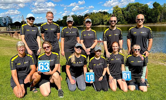 Gruppenfoto der drei Teams der Rehabilitationsklinik Bad Salzelmen, die bei Rudern gegen Krebs antreten.