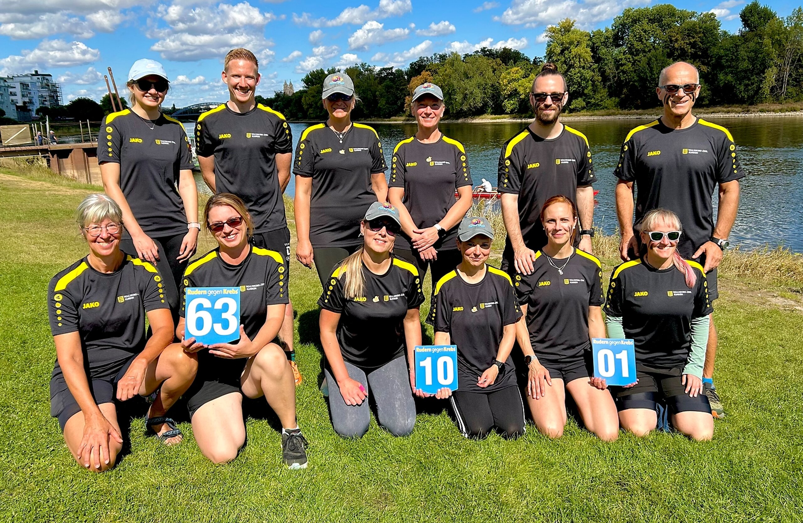 Gruppenfoto der drei Teams der Rehabilitationsklinik Bad Salzelmen, die bei Rudern gegen Krebs antreten.