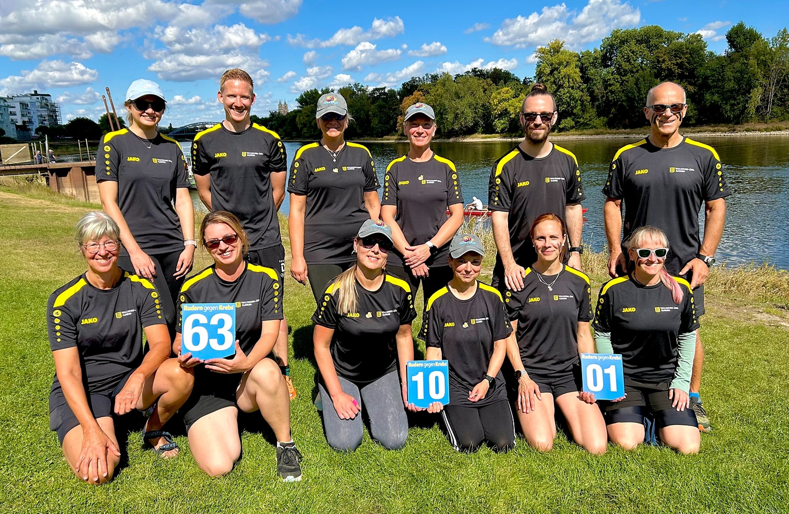 Gruppenfoto der drei Teams der Rehabilitationsklinik Bad Salzelmen, die bei Rudern gegen Krebs antreten.