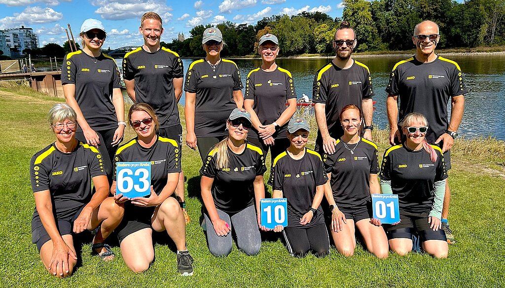 Gruppenfoto der drei Teams der Rehabilitationsklinik Bad Salzelmen, die bei Rudern gegen Krebs antreten.