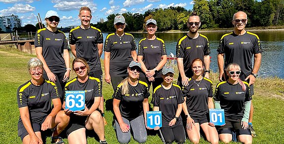 Gruppenfoto der drei Teams der Rehabilitationsklinik Bad Salzelmen, die bei Rudern gegen Krebs antreten.