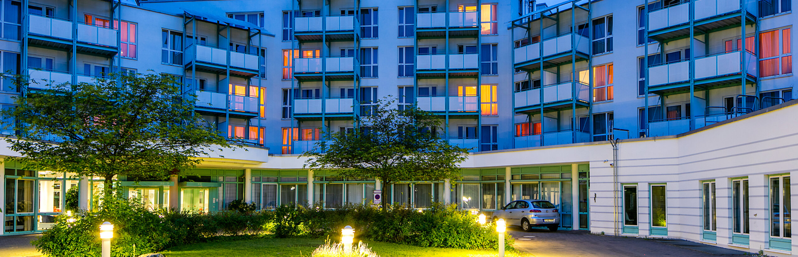 Rehabilitationsklinik Bad Salzelmen Das Bild zeigt die Rehabilitationsklinik Bad Salzelmen bei Nacht.
