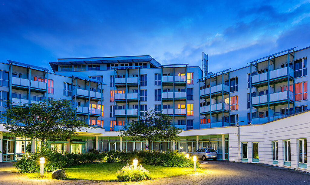 Rehabilitationsklinik Bad Salzelmen Das Bild zeigt die Rehabilitationsklinik Bad Salzelmen bei Nacht.
