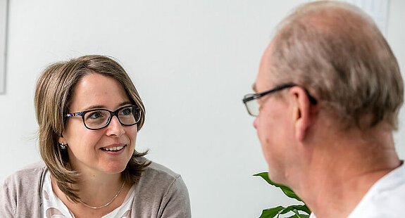 Gespräch Sozialarbeiter Patient Gespräch Sozialarbeiter mit Patient