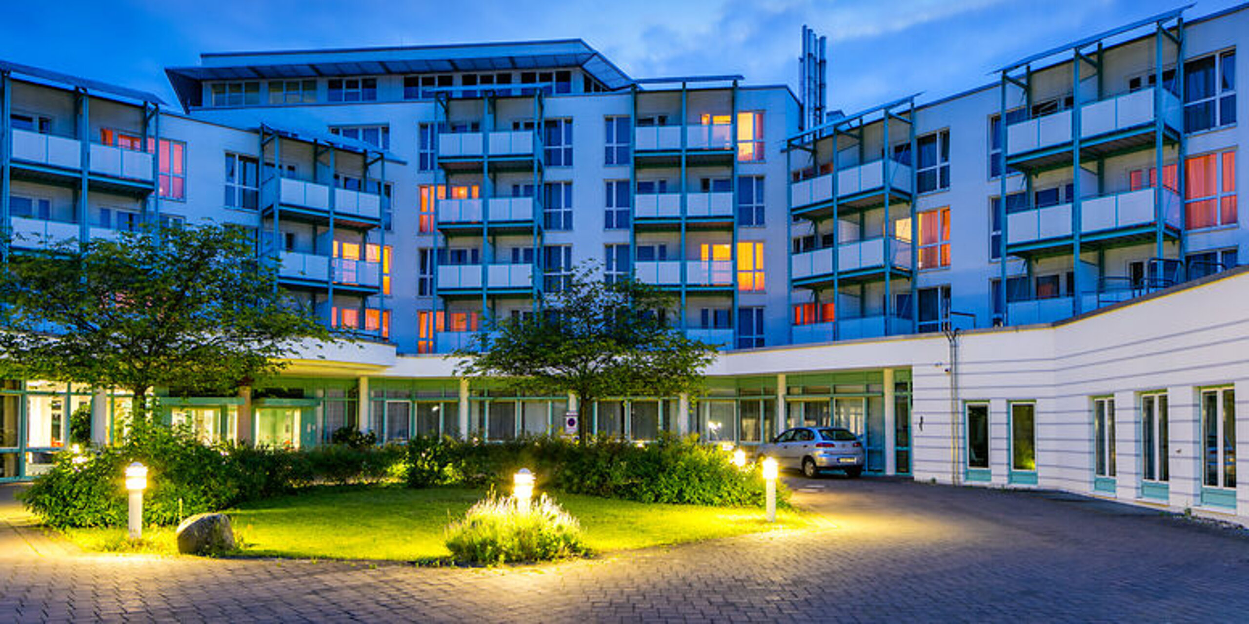 Das Bild zeigt die Rehabilitationsklinik Bad Salzelmen bei Nacht.