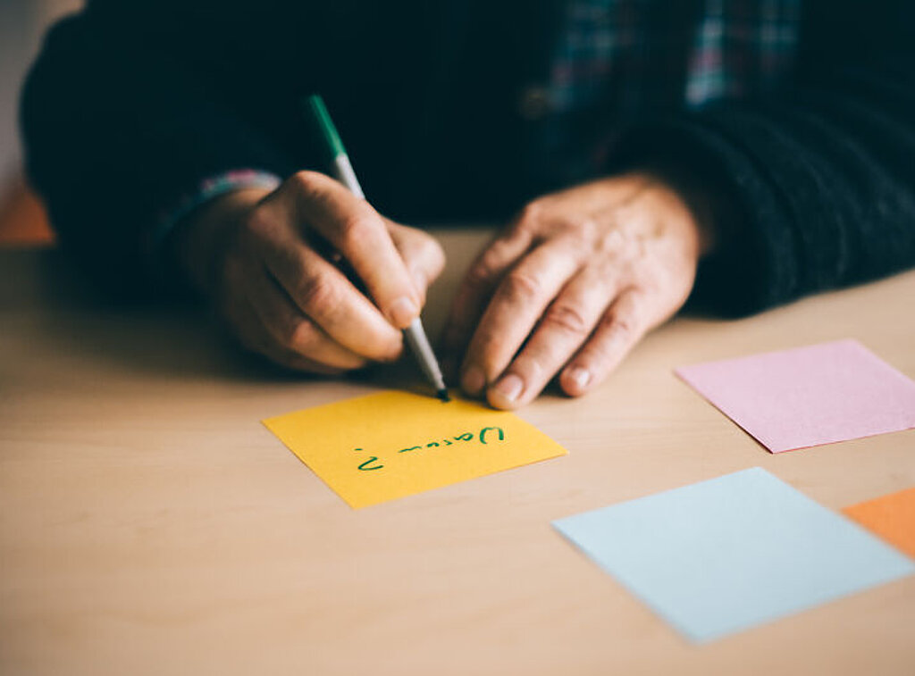 Notizzettel Psychologie Eine Person schreibt Notizzettel
