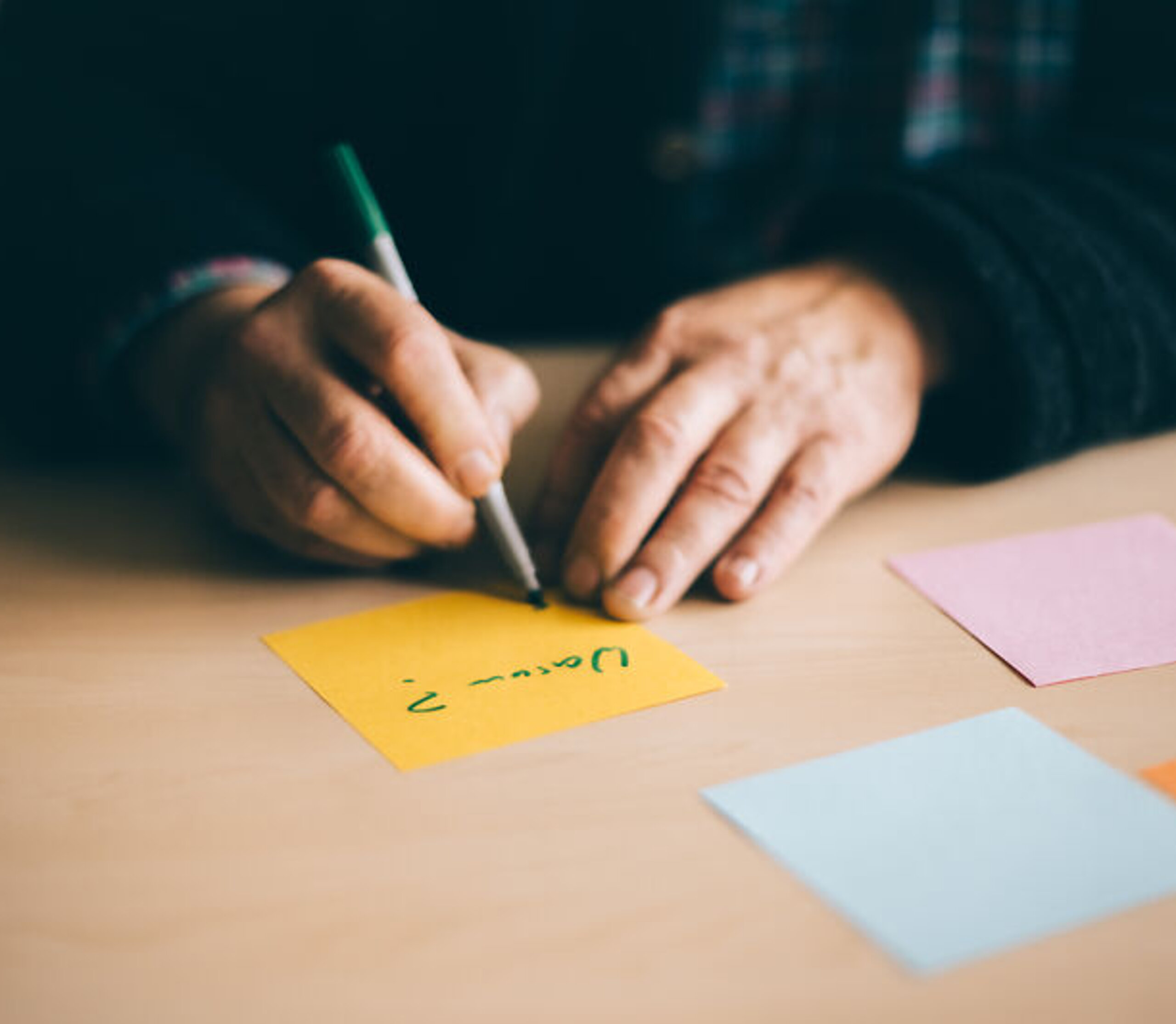 Notizzettel Psychologie Eine Person schreibt Notizzettel