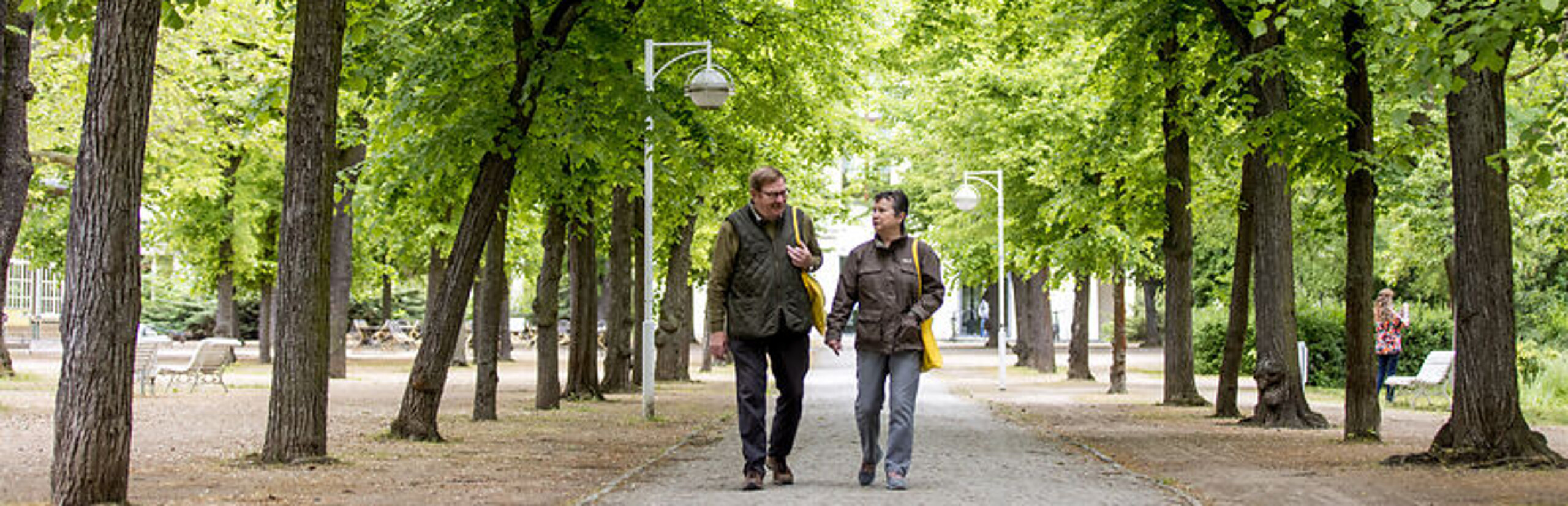 Kurpark Bad Salzelmen Ein Rehabilitand und eine Rehabilitandin gehen im Kurpark Bad Salzelmen spazieren.