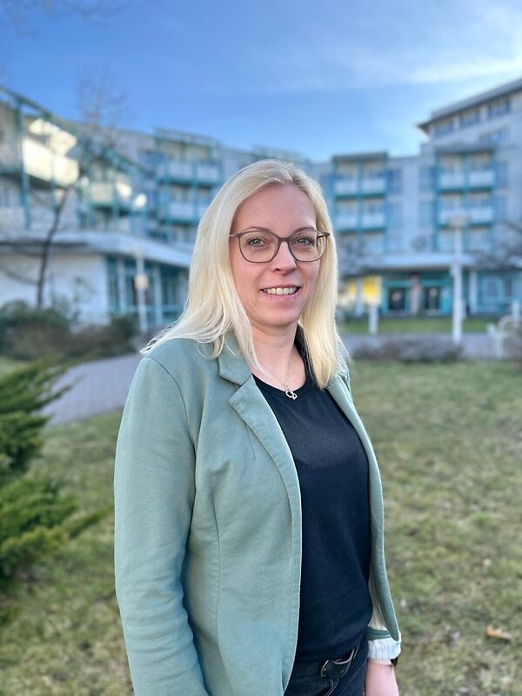 Kaufmännische Klinikleiterin Die Kaufmännische Klinikleiterin Michaela Seils steht vor der Rehabilitationsklinik Bad Salzelmen.