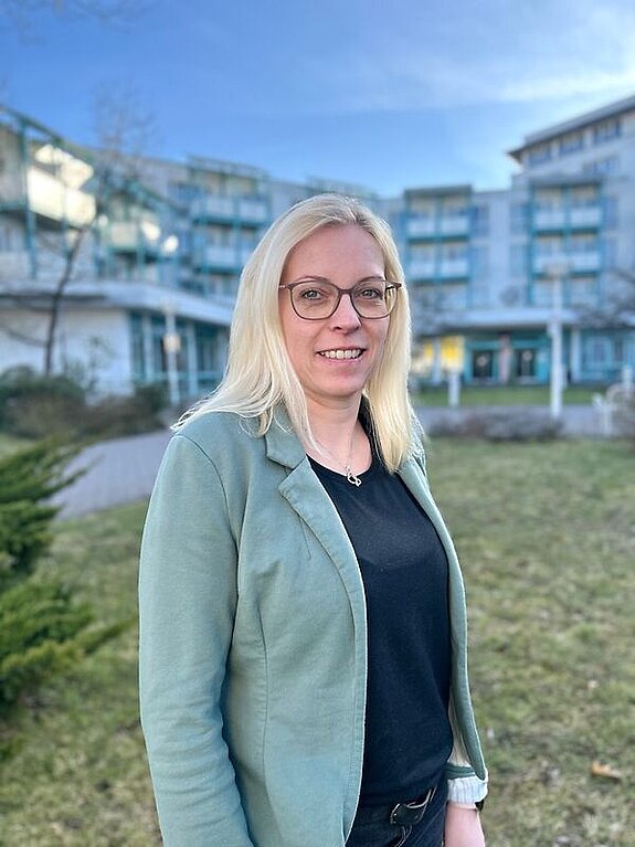 Kaufmännische Klinikleiterin Die Kaufmännische Klinikleiterin Michaela Seils steht vor der Rehabilitationsklinik Bad Salzelmen.